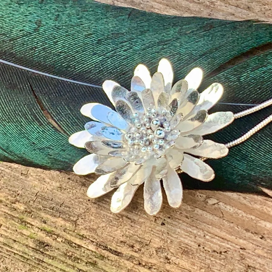 Daisy necklace. Sterling silver.