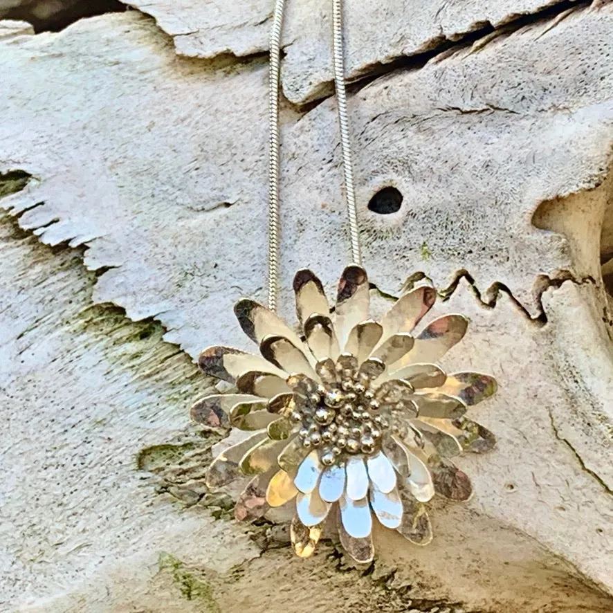 Daisy necklace. Sterling silver.