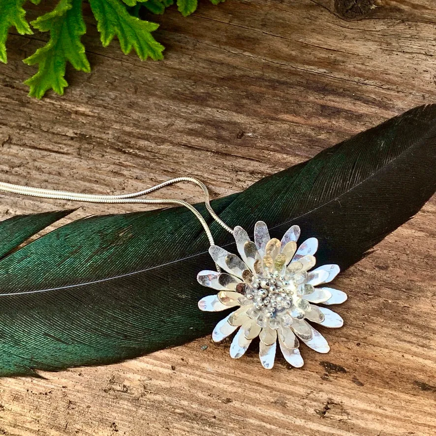 Daisy necklace. Sterling silver.