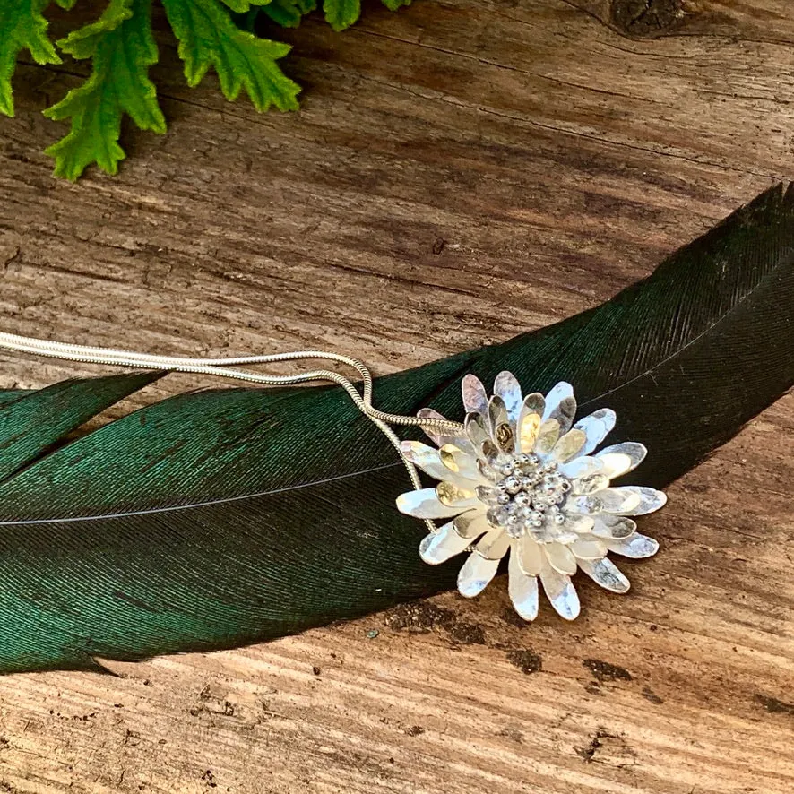 Daisy necklace. Sterling silver.